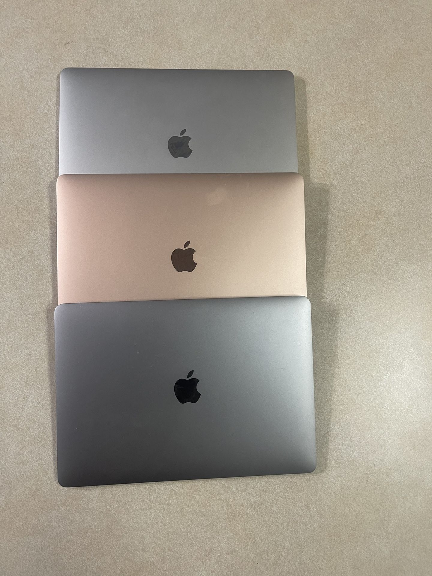 (2 MacBooks Pro)… (1MacBook Air)… 8G Ram (2 pRO 512G); (Air 256G)
