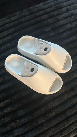 Crème Yeezy Slides