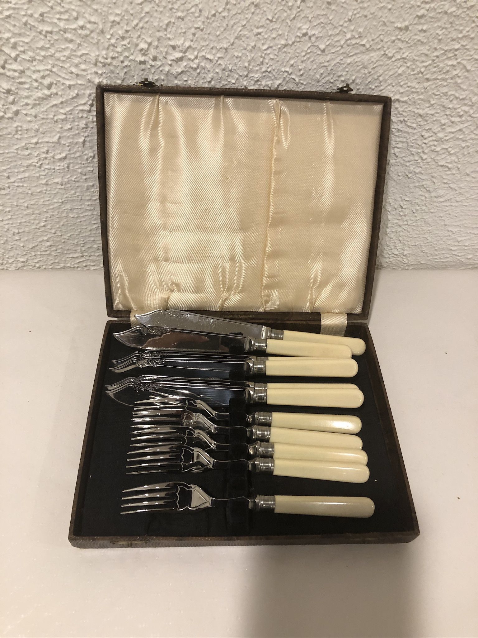 Vintage Boxed Set Of 11 Total Pieces  6 Fish Knives and  5 Forks Firth  Stay Brite Brand Made In England  One fork is missing, 6 knives, 5 forks , mad