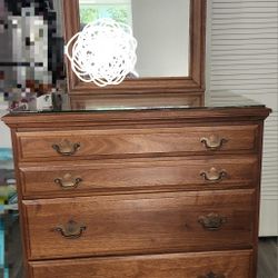 Antique 4 Drawer Chest With Glass Top And Removable Mirror