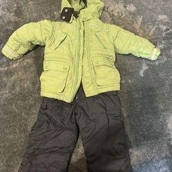 snowsuit size 4t and snow boots size 11c/trage Y Botas Para La Nive