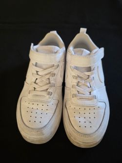 Nike - Boys size 1Y