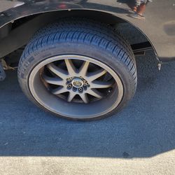Estoy vendiendo. Esto rines son 18 con llantas casi nueva son para Toyota. Tacoma 97.