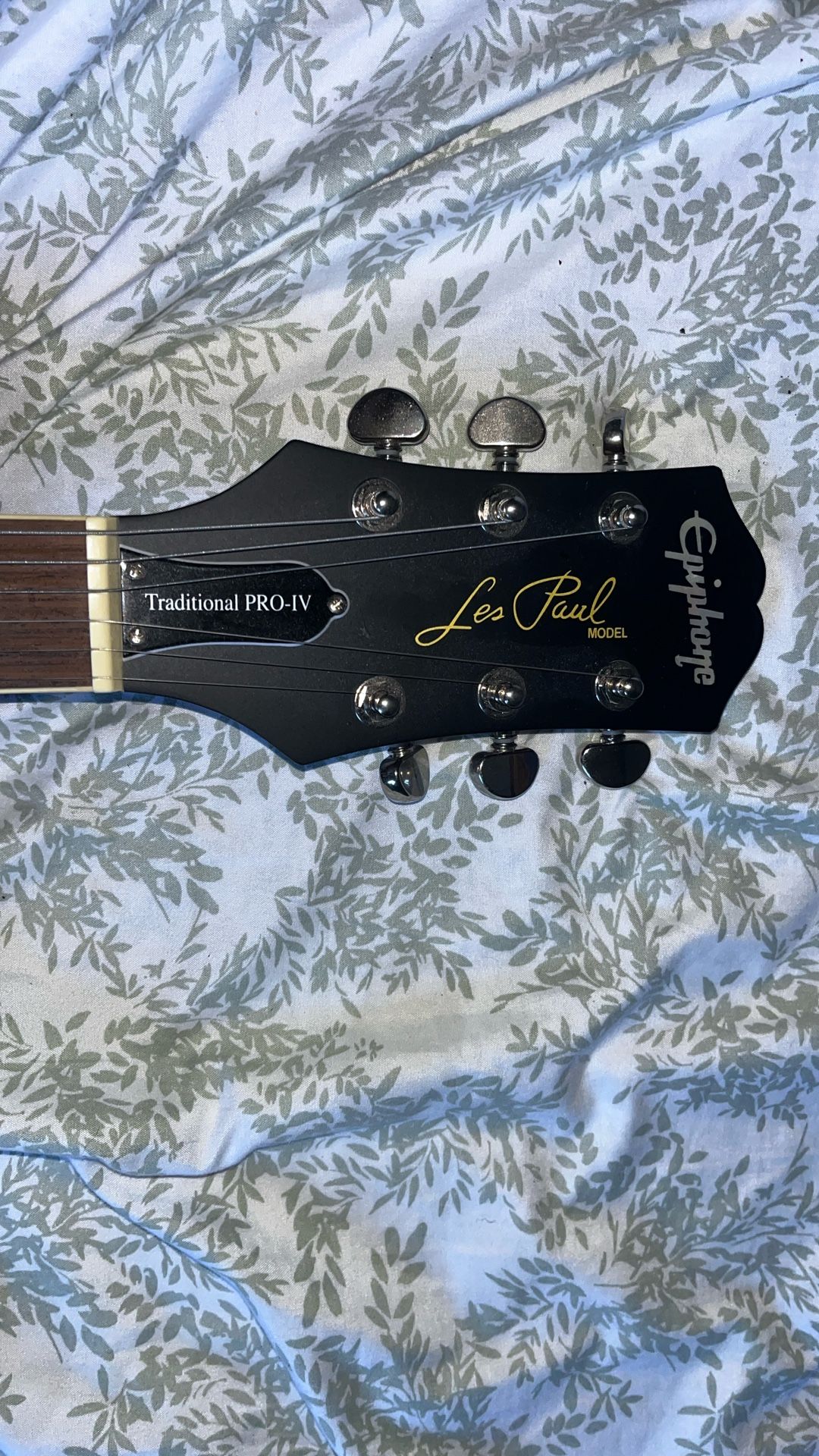 Epiphone Les Paul Model Traditional Pro- IV guitar