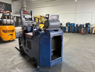 Towmotor forklift 5000lb
