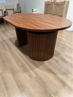 Extendable dining table