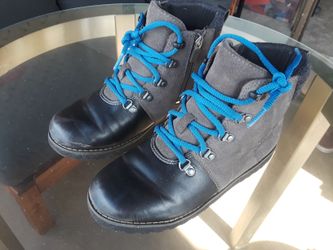 Kids Uggs Size 4 worn 2 times