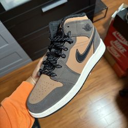 Jordan 1 mid chocolate
