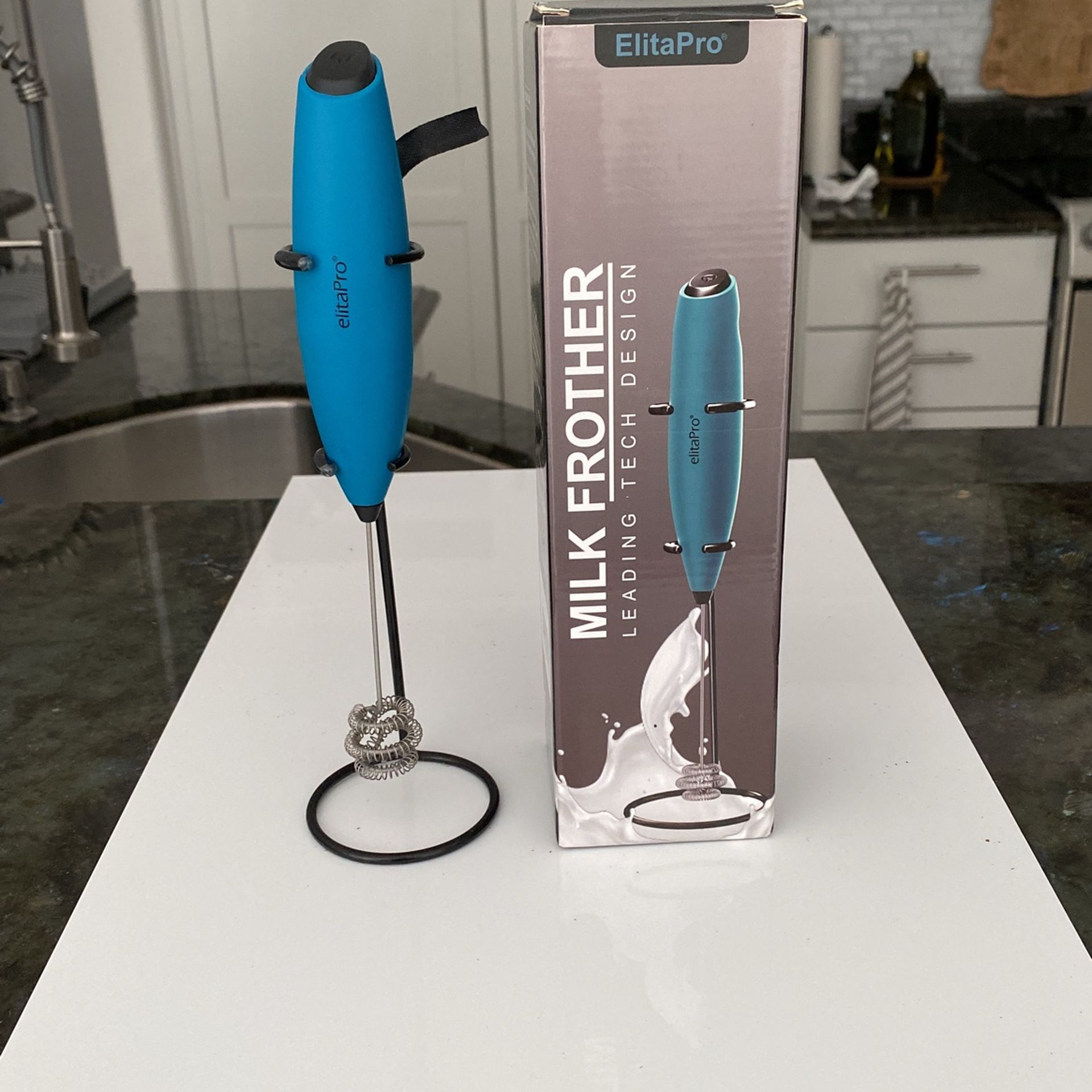 Handheld Battery Operated Milk Foam Maker, Drink Mixer with Stainless Steel Whisk & Stand / Kitchen