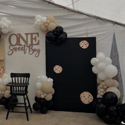 Black Wooden Backdrop And Balloon Garland 