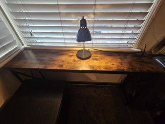 Console Desk with 2 integrated power outlets, 2 USB-A plugs, and 1 USB-C plug