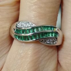 Beautiful New Sterling Silver Green & White Sapphire Ring!!! 💍