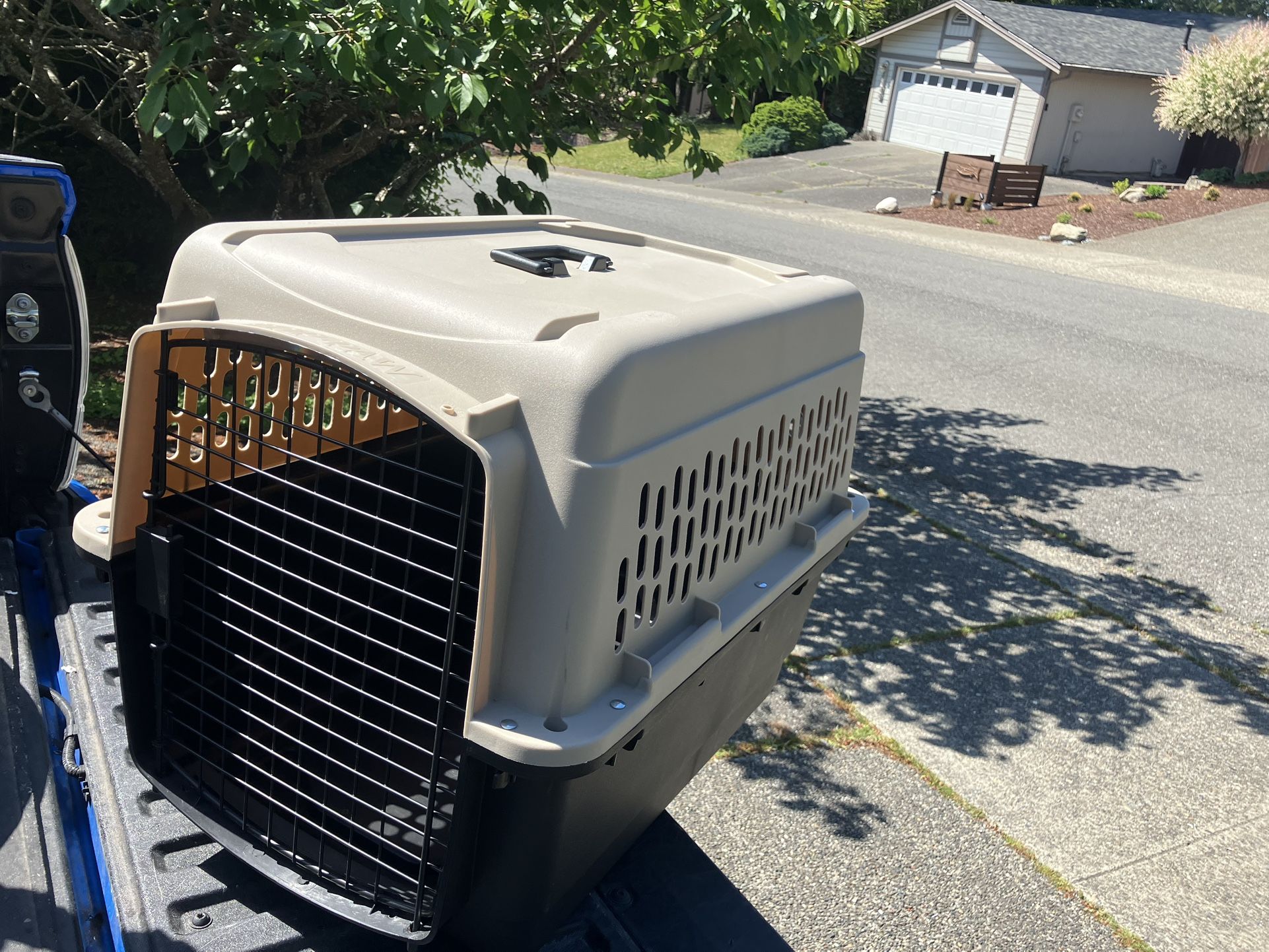 Medium Dog Kennel Crate Carrier Airline Approved like New 28” L by 20” W by 20”