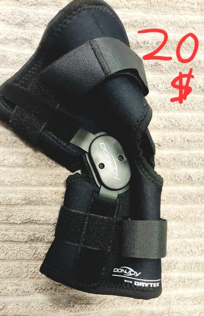 Performance Knee Brace DonJoy Dry Tex Medium Hinged Brace