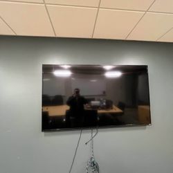  Vizio 70 Class LED TV 
