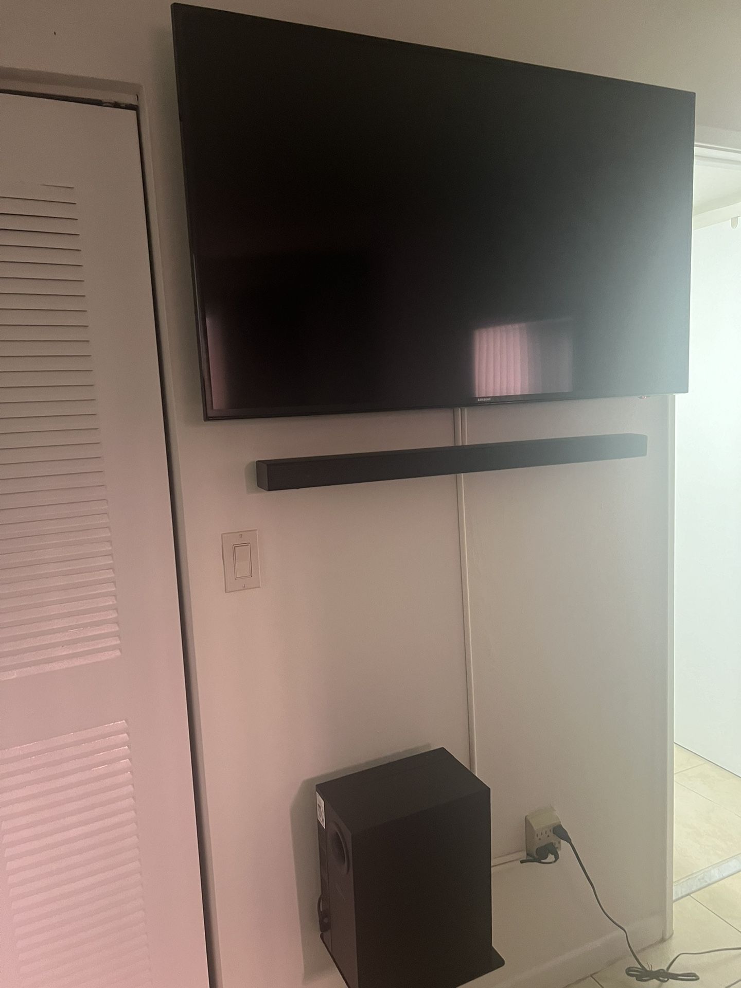 Samsumg 50” With Sound Bar With Rear Wireless Speakers ( Like New) 