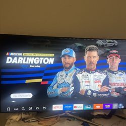 Samsung UN55F7500 is a high-end 55-inch smart LED TV