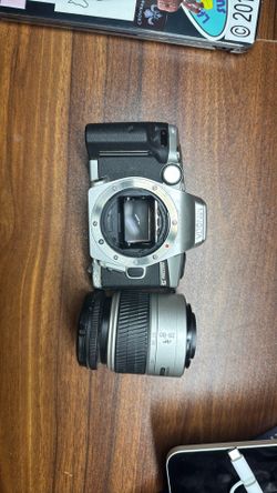 Minolta Maxxum 5 35mm SLR film camera