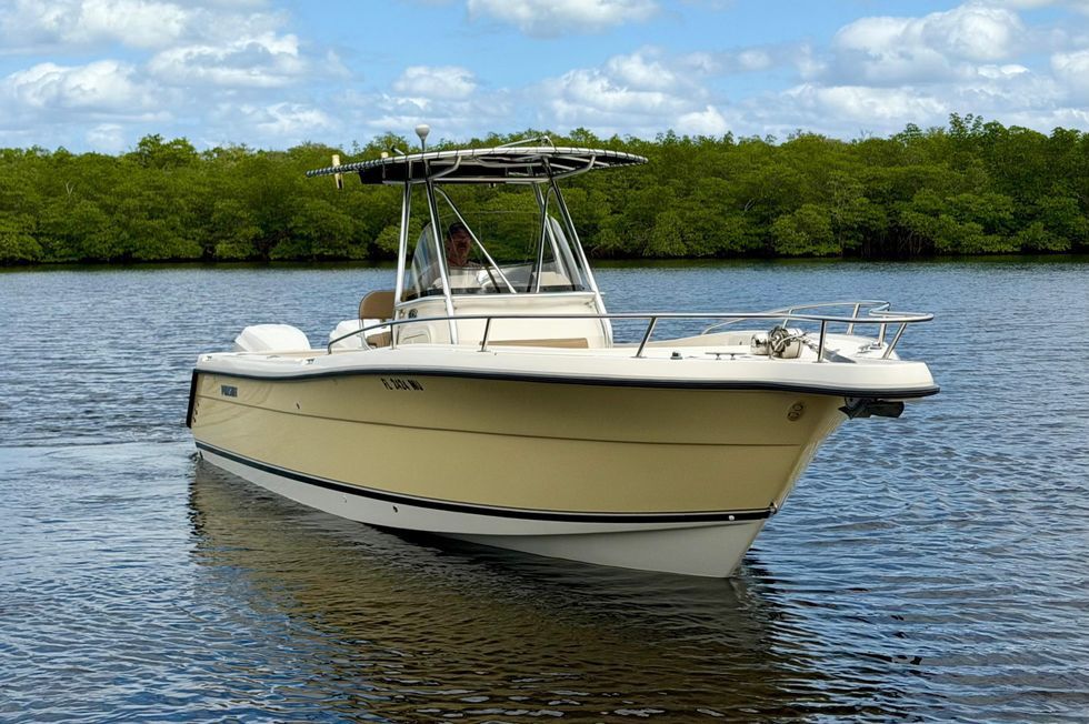 2005 Pursuit Boat 2670 Center Console