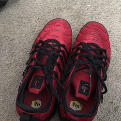 Vapormax plus university red
