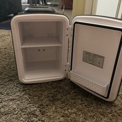 Black Proper Dabs mini fridge Hot and cold both options New in condition Working perfectlyl