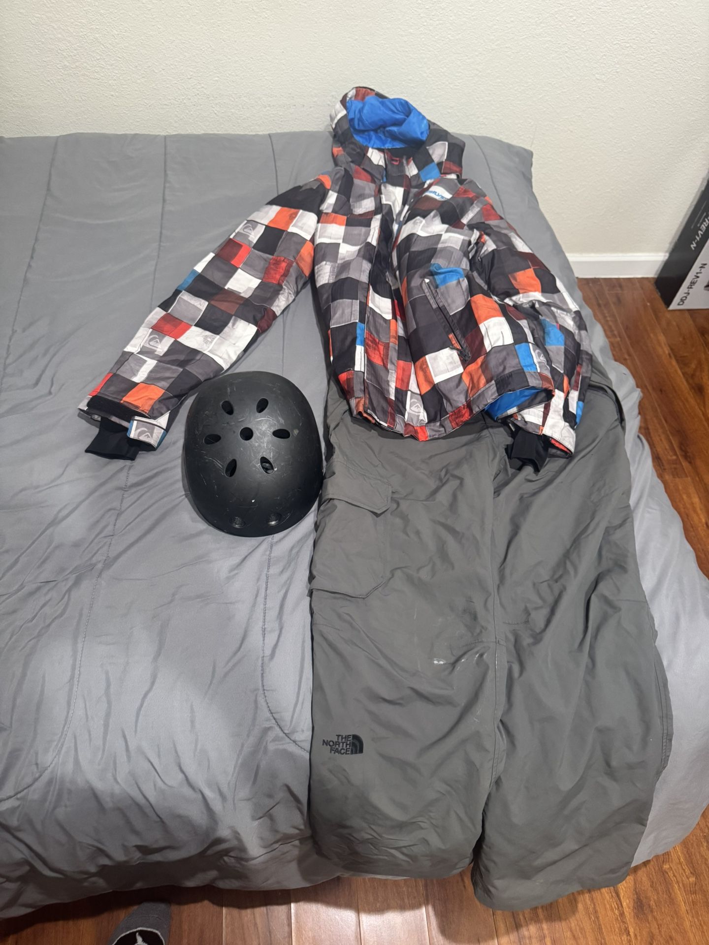 Complete Snow Outfit β Quiksilver Jacket + The North Face Pants + Helmet πΏ