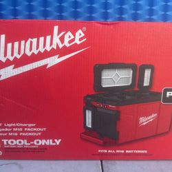 Milwaukee M18 18-Volt Lithium-Ion Cordless PACKOUT 3000 Lumens LED Light with Built-In Charger