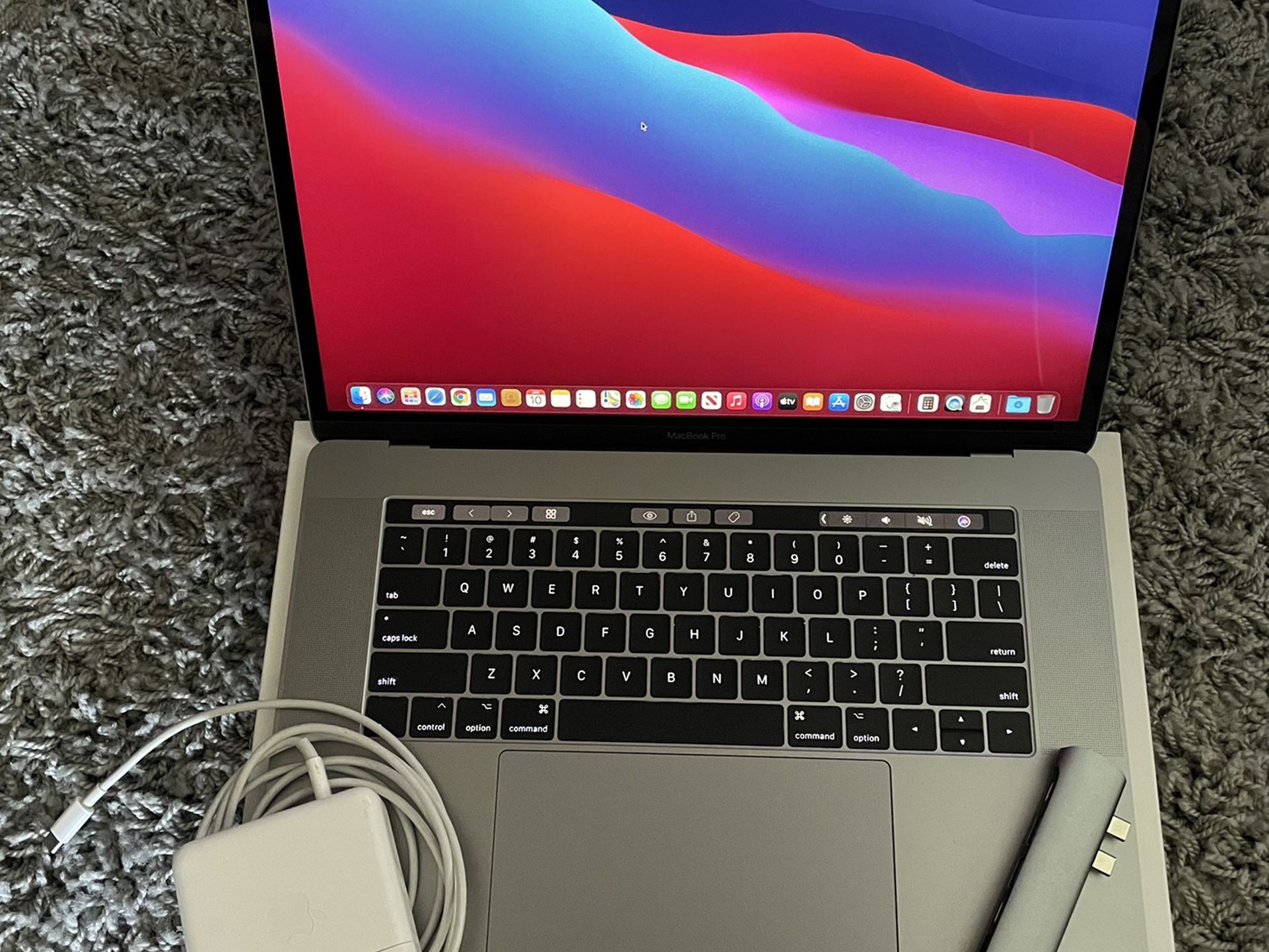 MacBook Pro (15-inch, 2017) Touch Bar with Touch ID | 2.8GHz i7, 16GB RAM, Intel HD Graphics