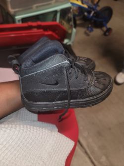Toddler NIKE boots Size 9c