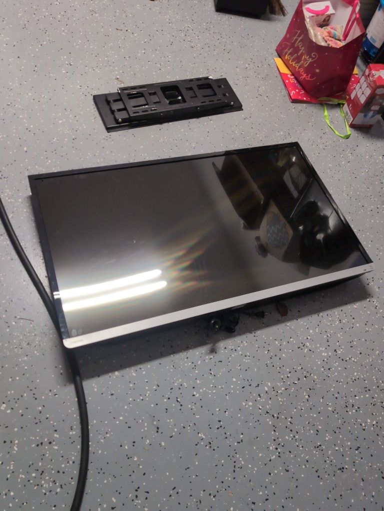Toshiba 50 Inch TV With Wall mount Brackets