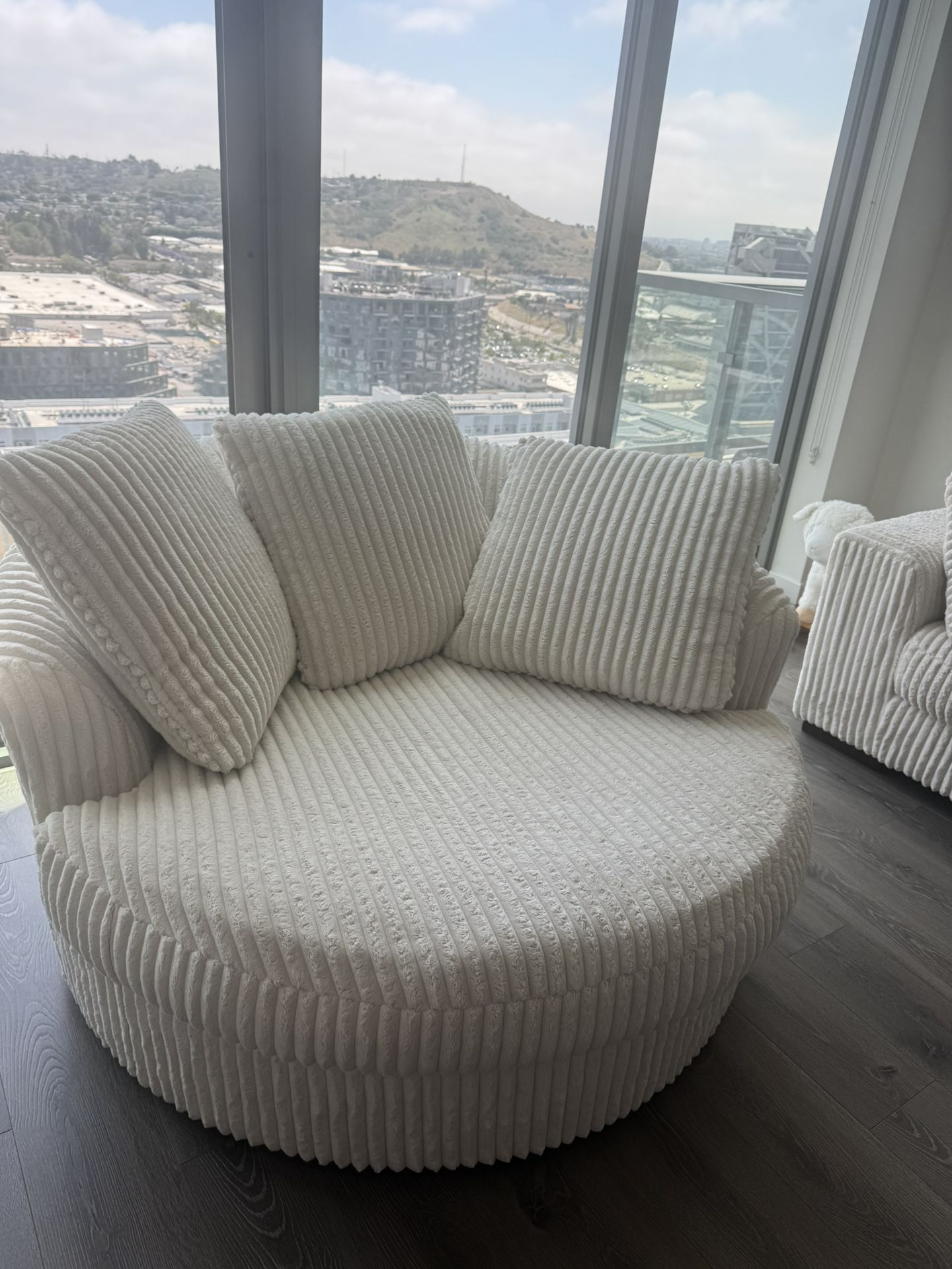 Lindyn Oversized Swivel Chair
