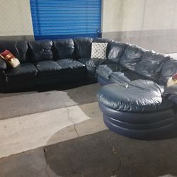 Leather sectional couch 🛋️ very nice
