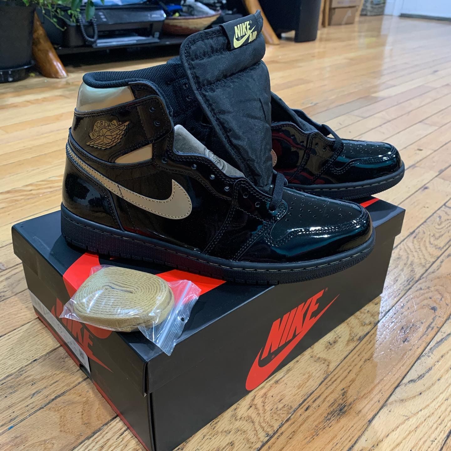 DS AIR JORDAN 1 Metralic Gold SIZE 10.5