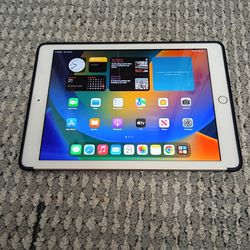 Apple iPad 6th generation wifi 32gb w Case