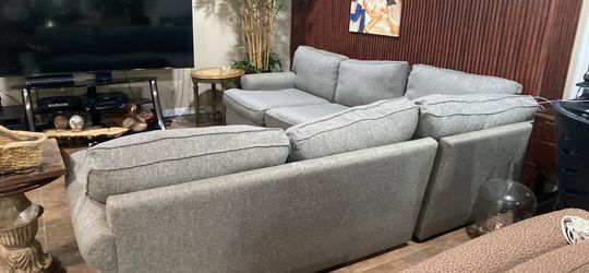 CINDYCRAWFORT   Sectional in great condition and shape pet & smoke free
