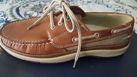 Mens size 9 boat shoes by Chaps.