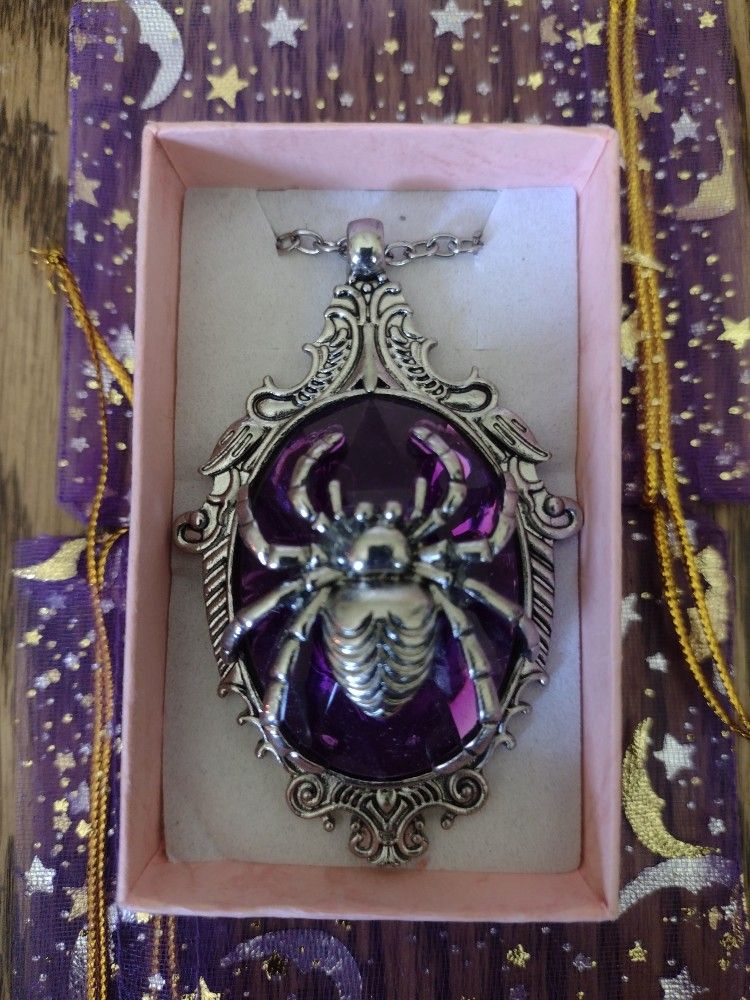 Gothic Beautiful Spider Cameo Pendant Necklace