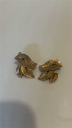 Trifari leaf clip on earings
