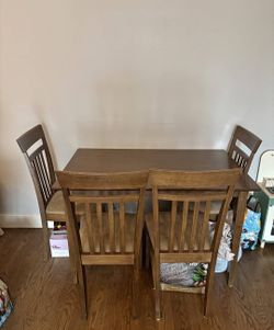 Like new  set Wooden dining table with 4 chairs   delivery availabe