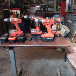 4 Black And Decker 18 Volt Drills 7 Batteries All Work Exel With Charger One Has Laser Level