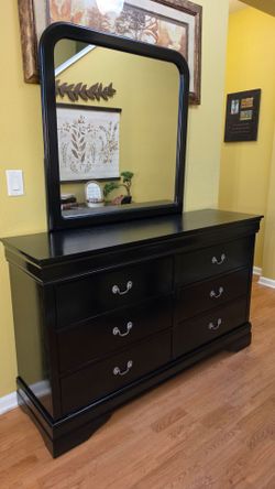 Clean and Nice Black 6 Drawer Dresser + Mirror.