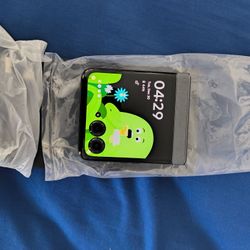 Brand New Motorola Razor Flip Phone New With Charger