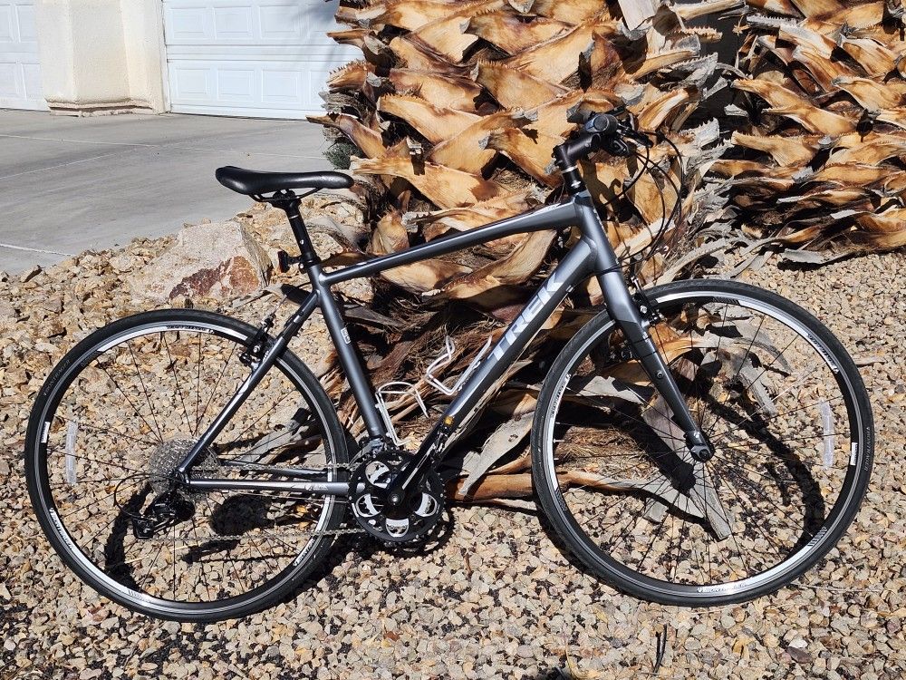 EXCELLENT CONDITION TREK 7.6FX ALUM- CARBON ROAD- HYBRID BIKE- 20 SPEED 700c