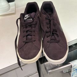 Woman’s Nike Court Royale (10)