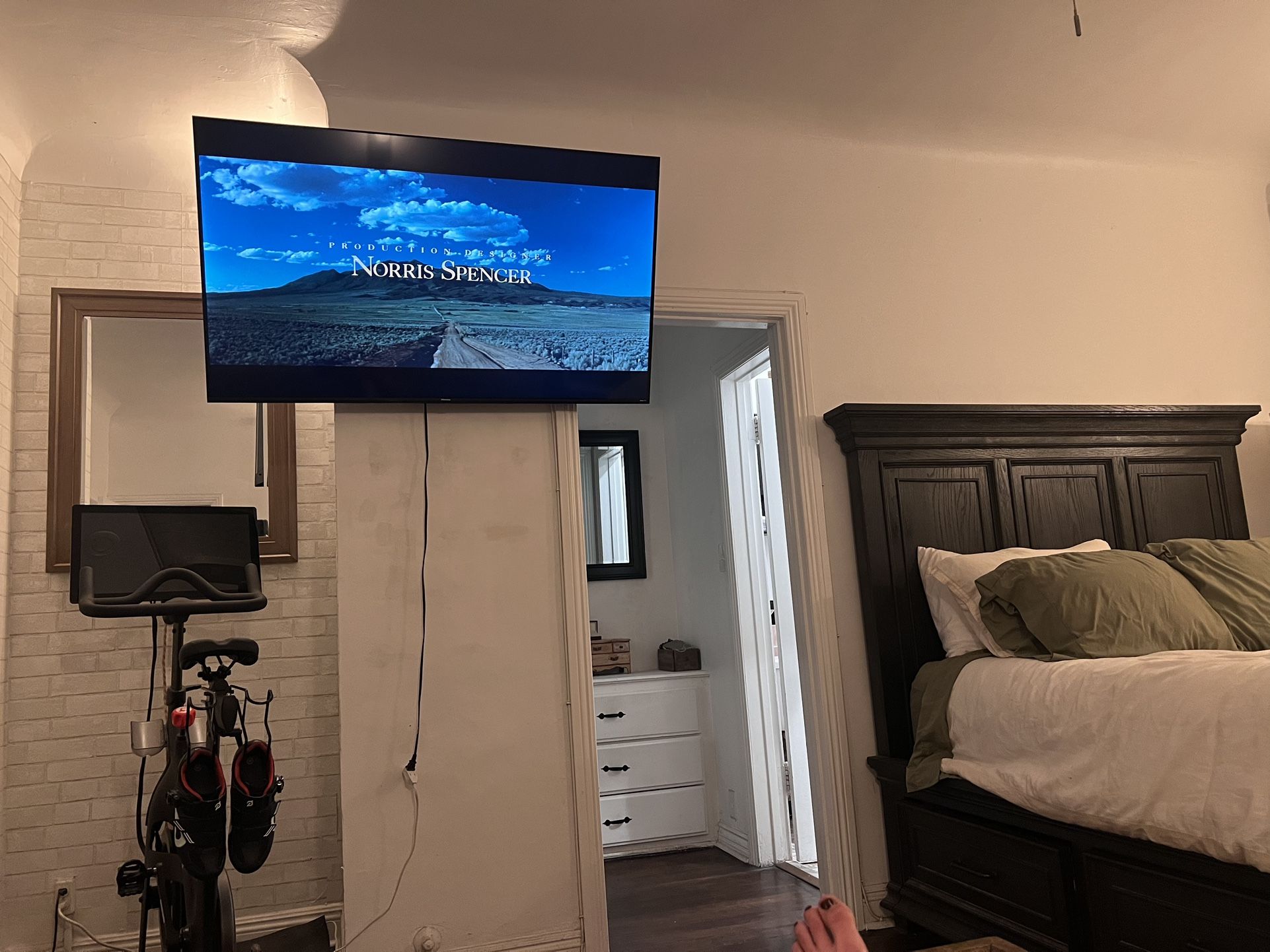 55” Roku Smart Tv With Extending Arm Wall Mount