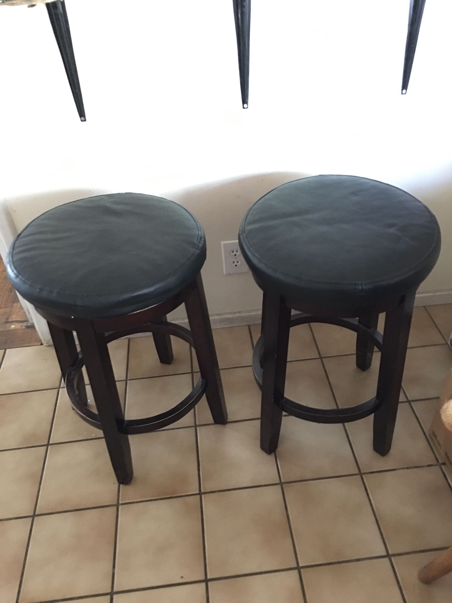 LIKE NEW 2 BAR STOOLS