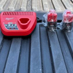 NEW Milwaukee M12 12V Lithium-Ion (2) 2.0 Ah Battery Pack w/Charger