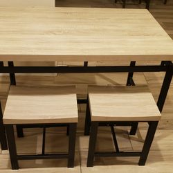 Table W/2 Stools 