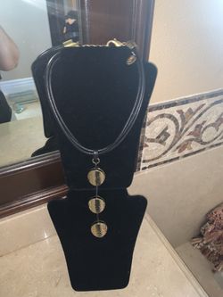 NEW CHICO Sā. LEATHER GOLDTONE NECKLACE S PENDANT