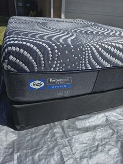 Queen size 14 inch Sealy Posturepedic Plus Hybrid mattress with box spring